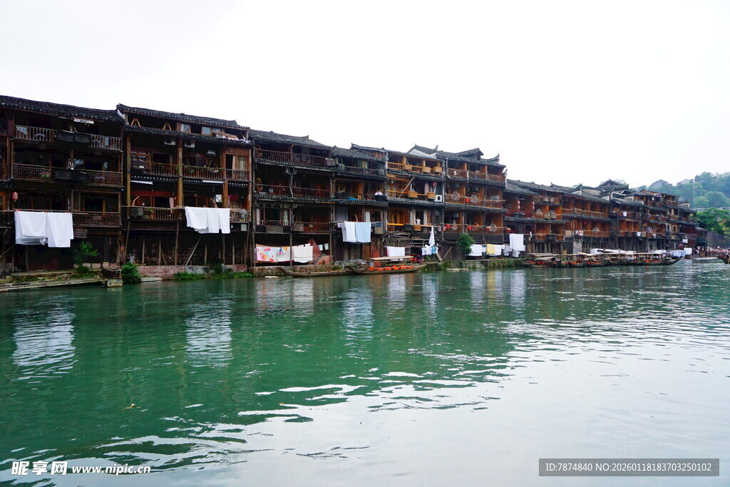 湘西水乡古建筑临水而立