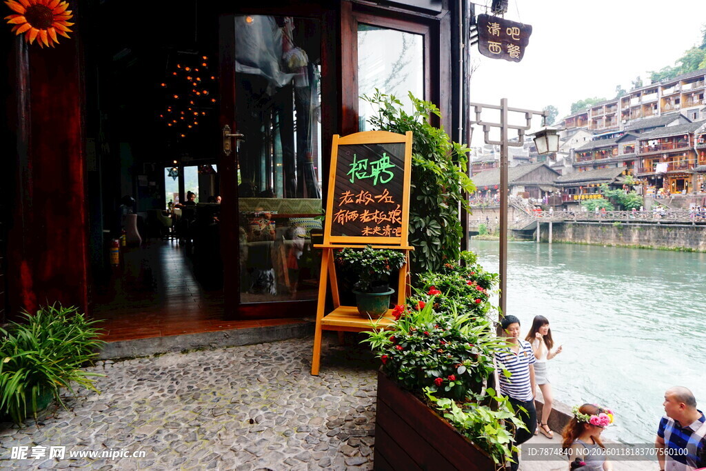 河边小店外的闲适景象