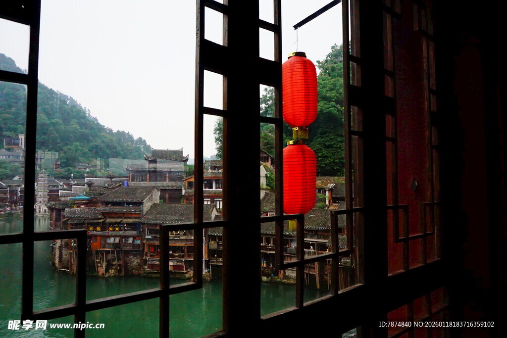 窗景中的中式风情与山水