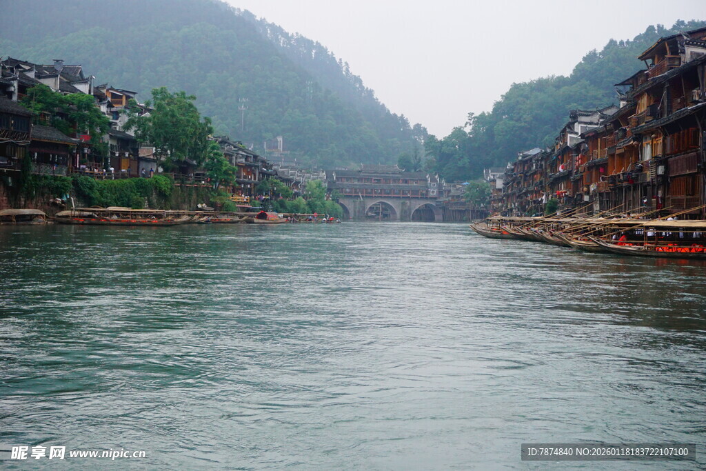 湘西河畔古村落风光