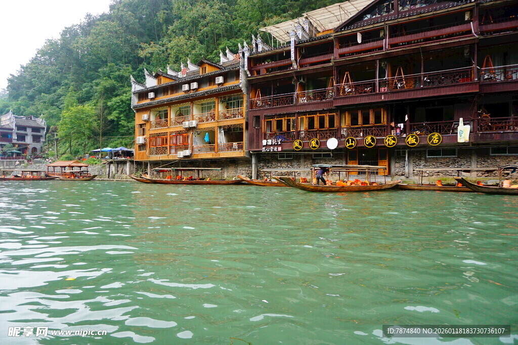 江边古色古香的临水建筑