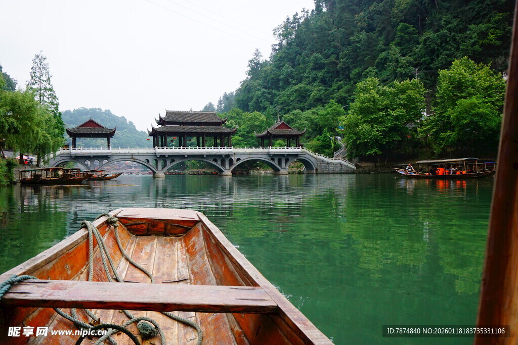 泛舟碧波赏中式山水美景