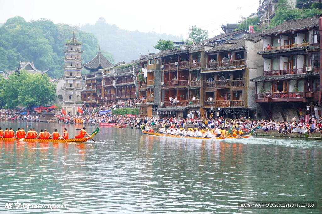 湘西河畔热闹的龙舟场景