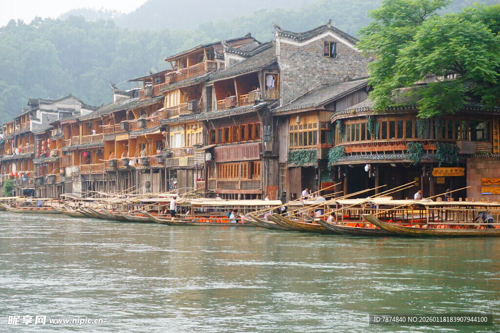 湘西河畔古朴吊脚楼景观