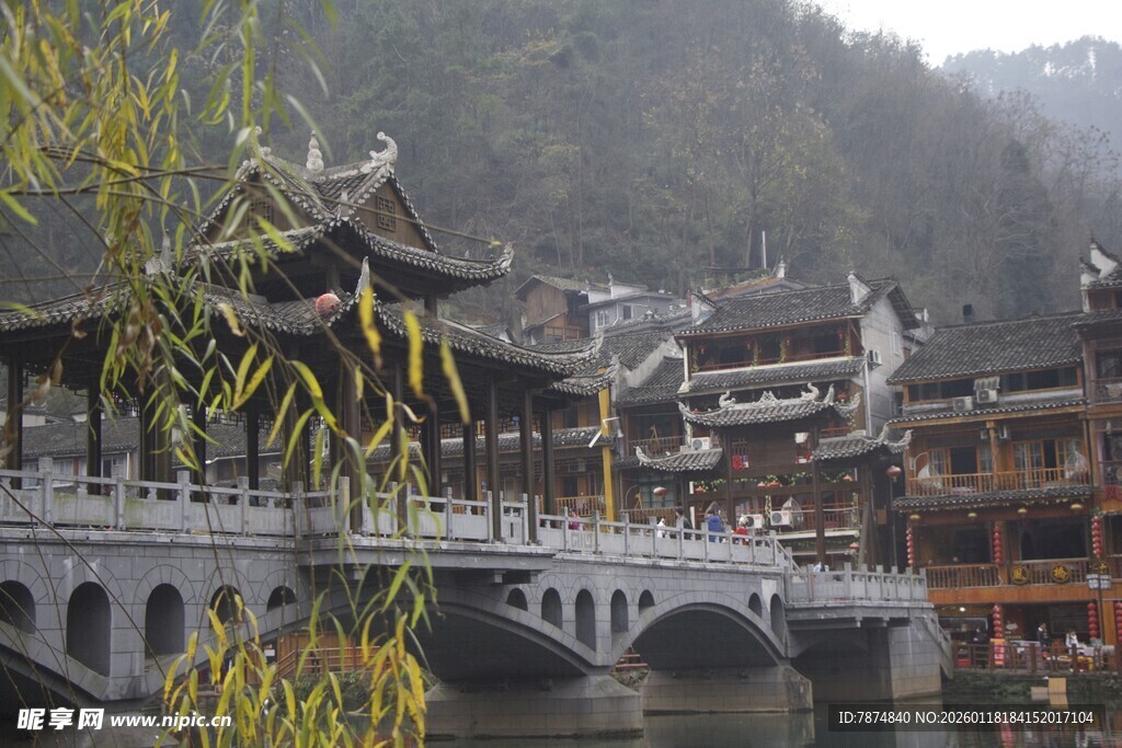 古桥畔的中式水乡景致