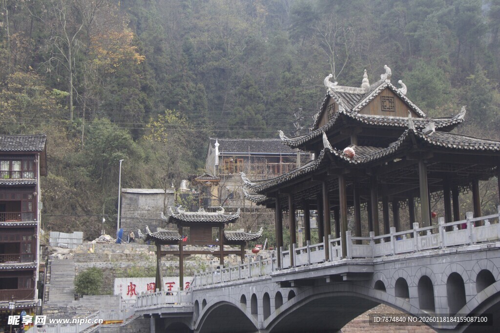 古桥楼阁映于山水间
