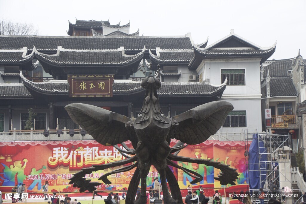 古街前的特色青铜雕塑