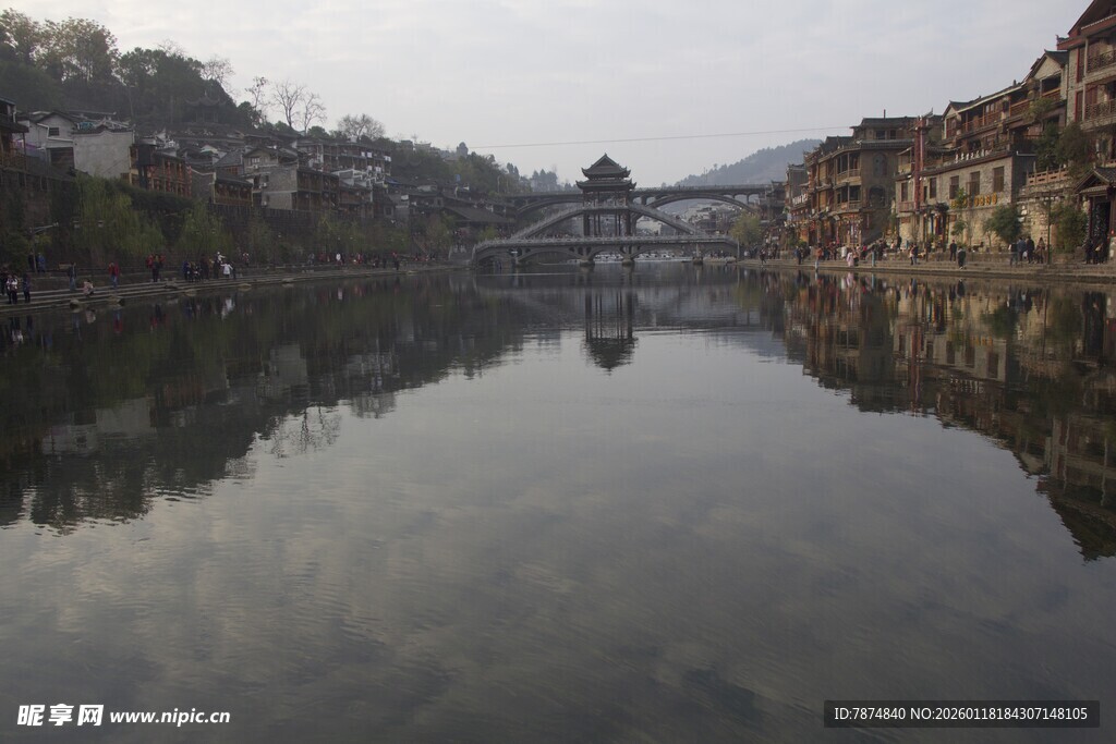 宁静湖面与岸边景致