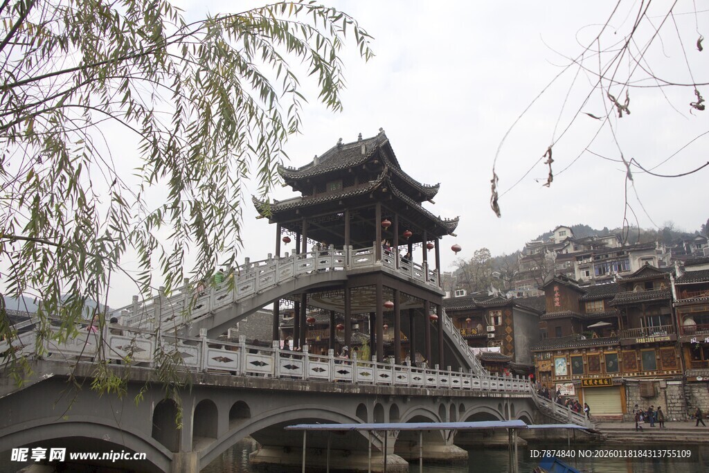 古桥畔的中式楼阁景观