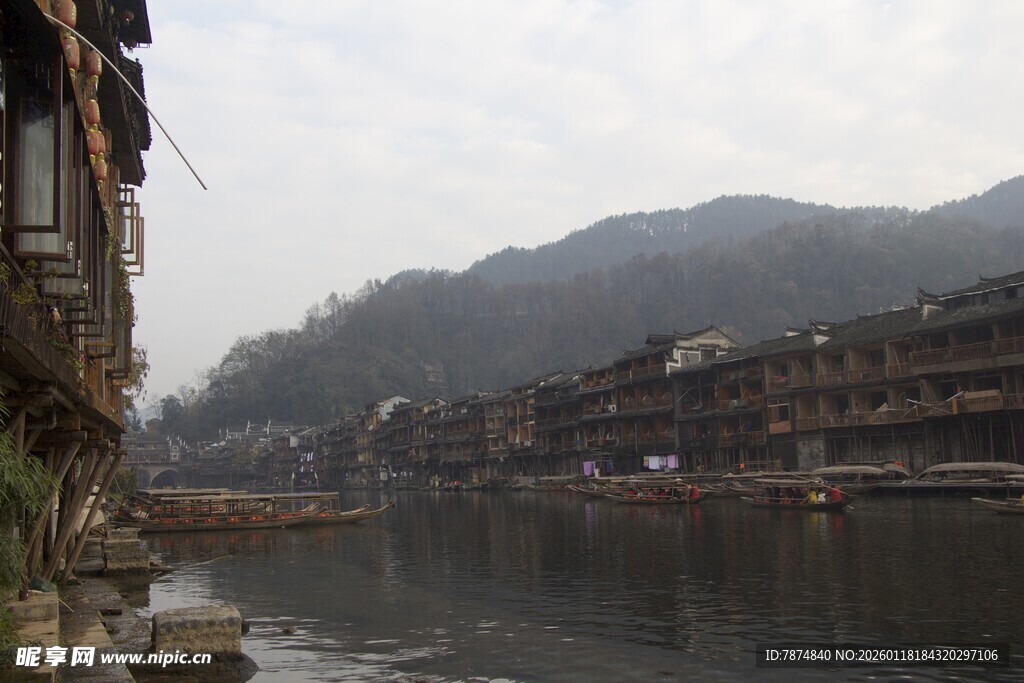 湘西水边古朴吊脚楼景观