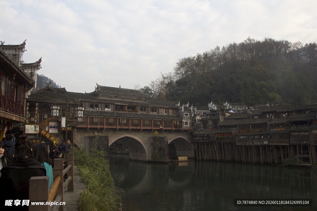 古桥流水旁的中式古建筑