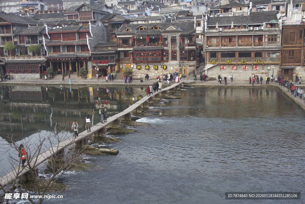 湘西凤凰古城水上跳岩