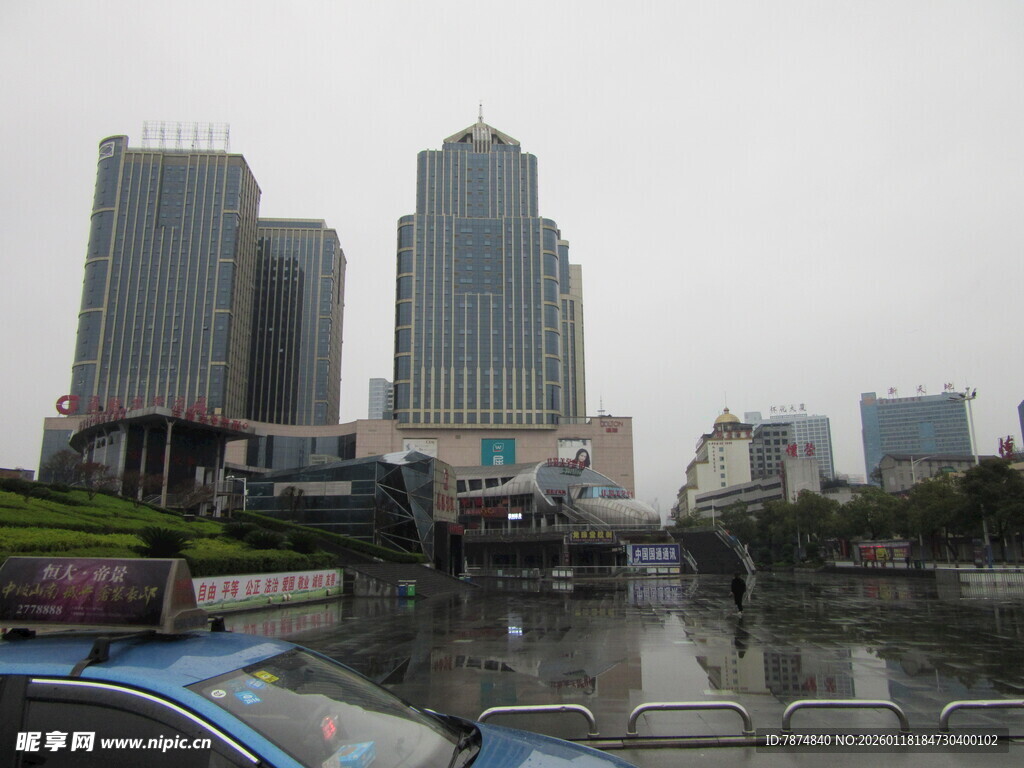 城市河畔的高楼景致