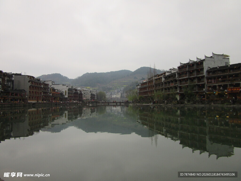 水乡宁静景致 水面映古建