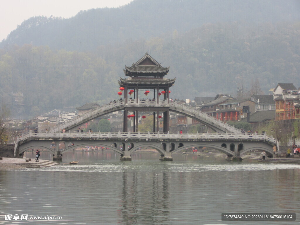 山水间的中式廊桥美景