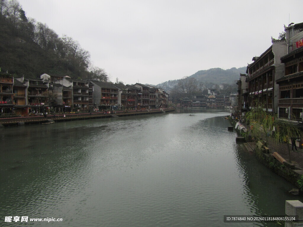 河畔古建 宁静水乡风光