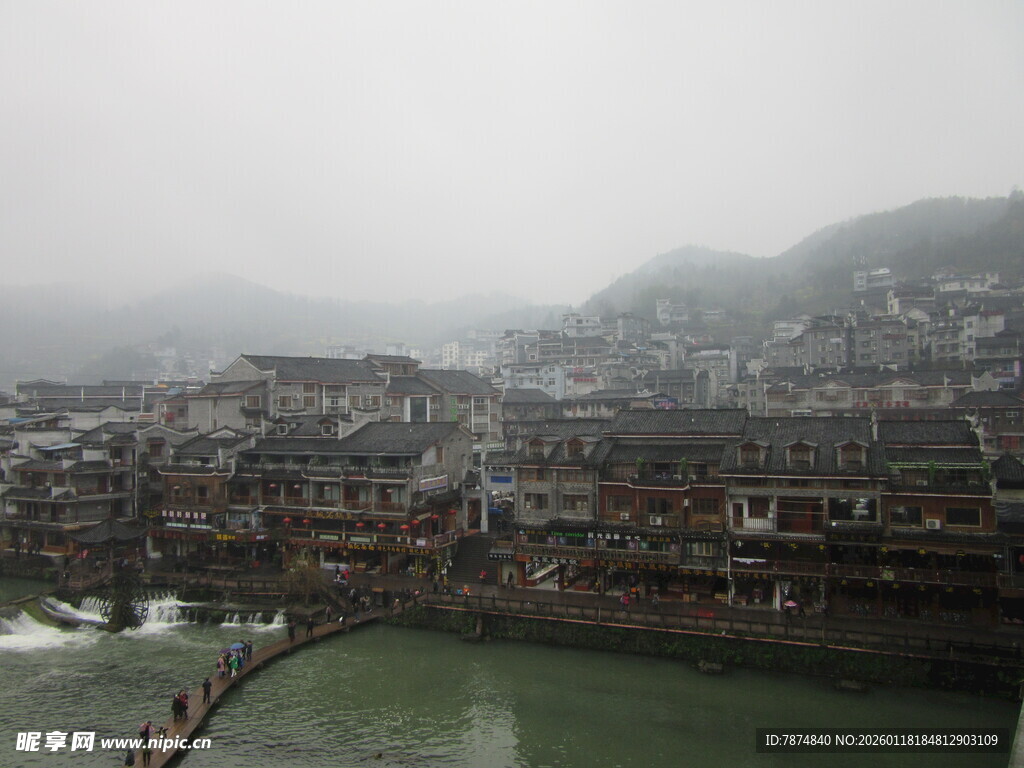 烟雨朦胧中的古朴江边小镇