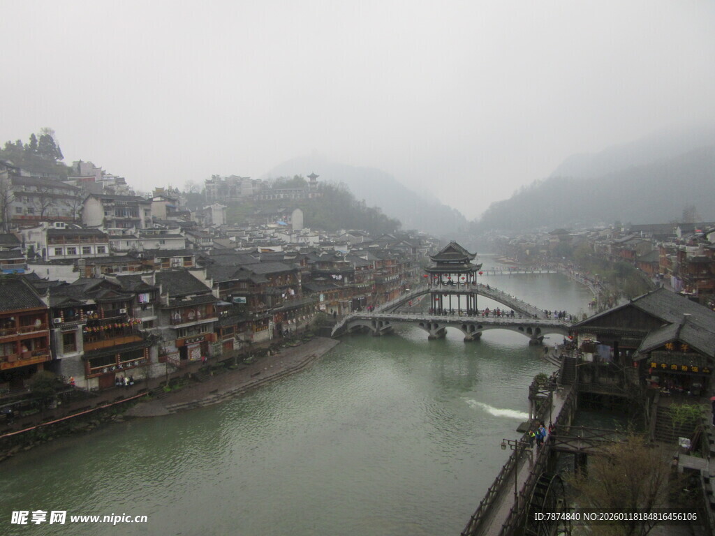 烟雨朦胧中的古朴水乡小镇