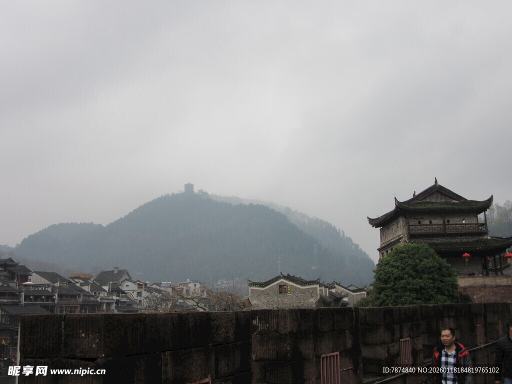 古建与远山的朦胧景致