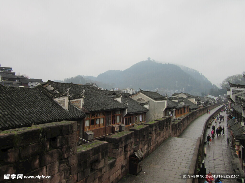 古镇沿河景 行人漫步其间