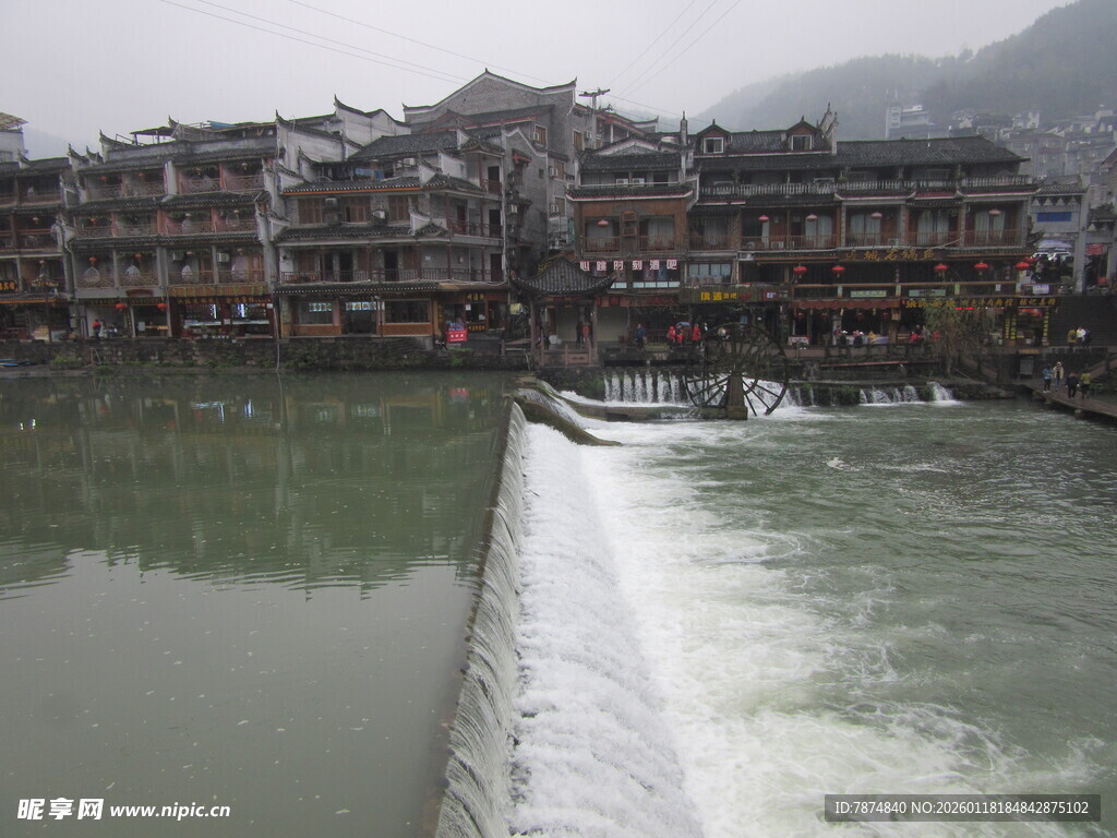 湘西凤凰古城河畔风景