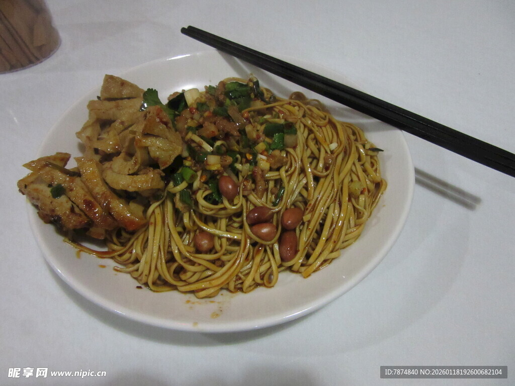 美味炒面配筷子