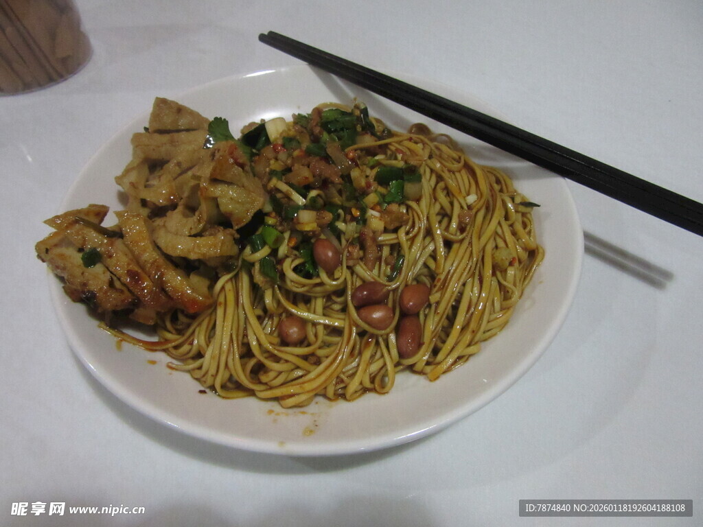 美味鸡肉拌面