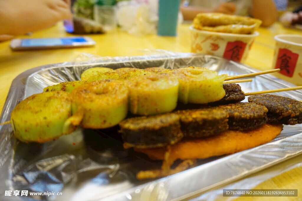 锡纸烤制的多样美味食物