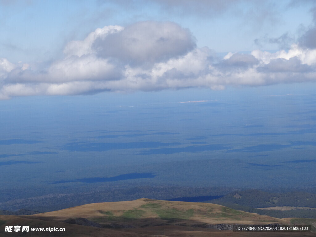 广阔海面与天空的自然景致