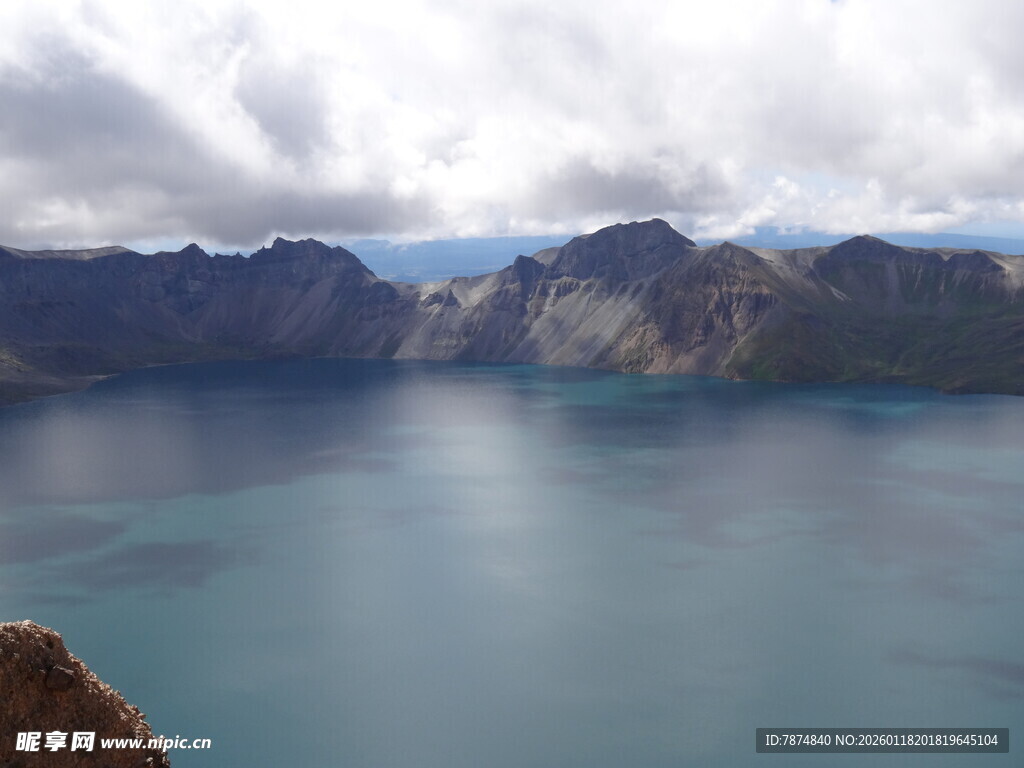 美丽高山湖泊壮丽景观