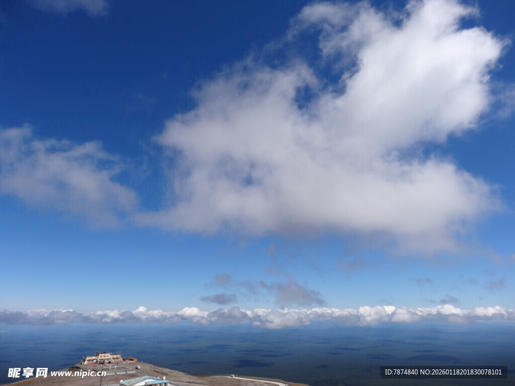 蓝天碧海间的白云美景
