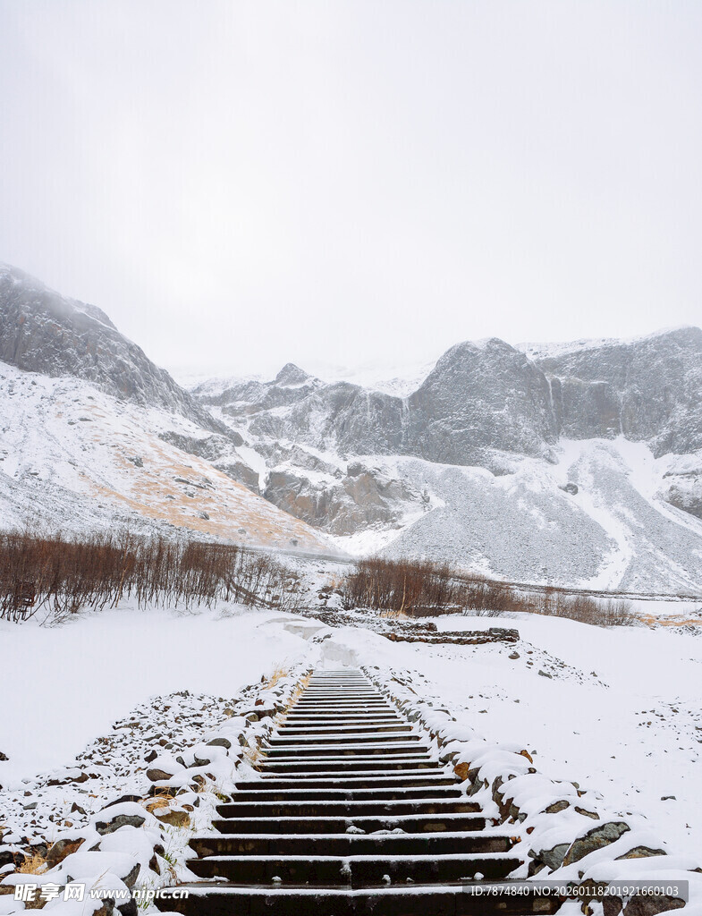 雪中山间铁轨风景