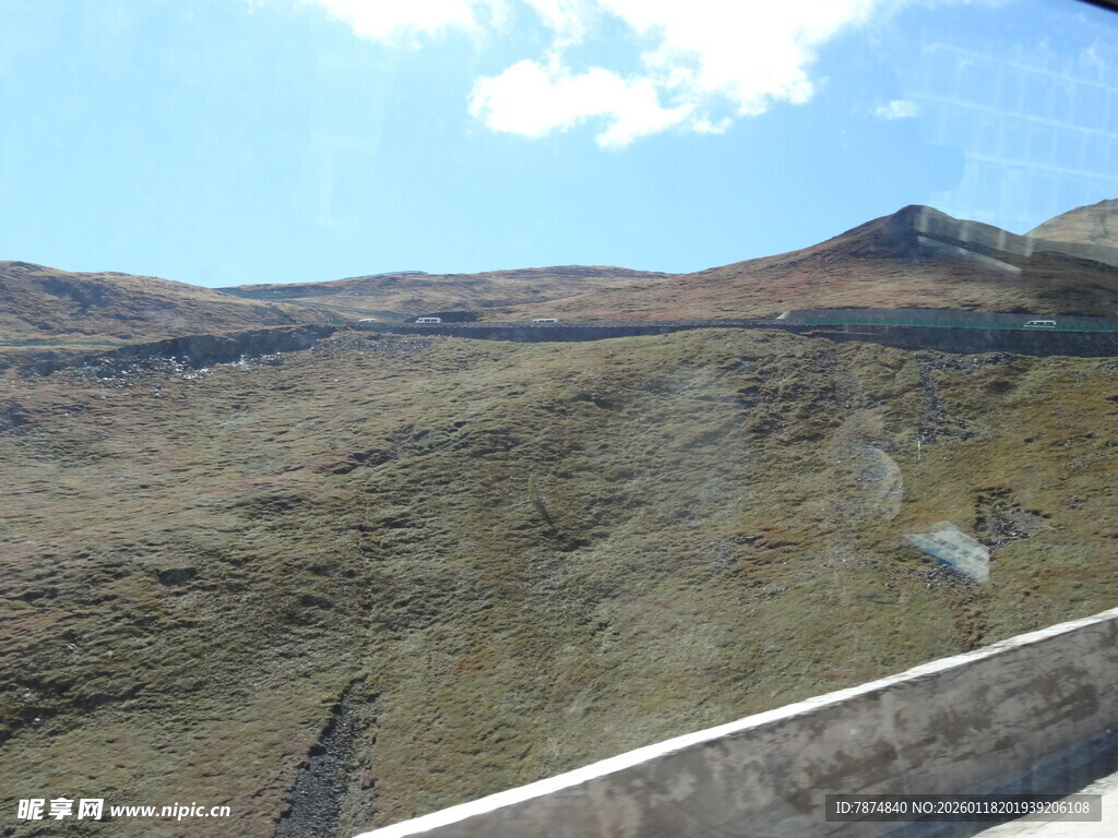 山间公路旁的开阔风景