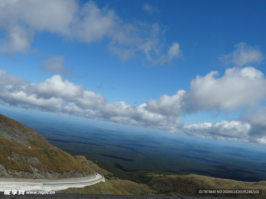 高山之巅的壮阔云海景观