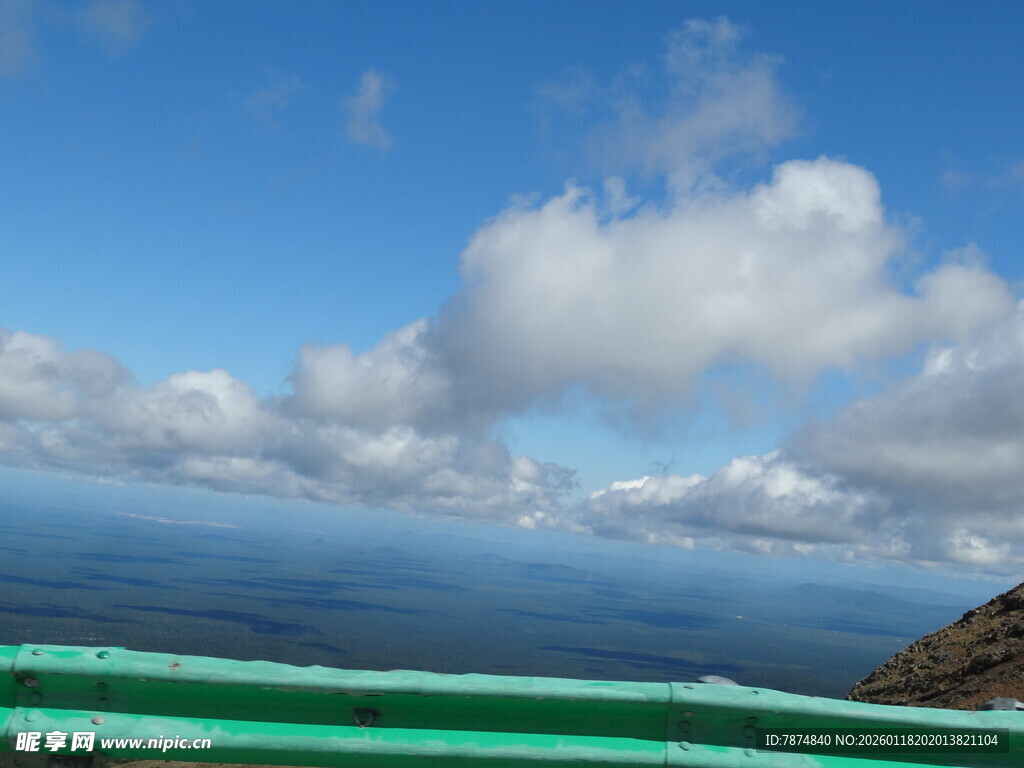 碧海蓝天旁的绿色护栏