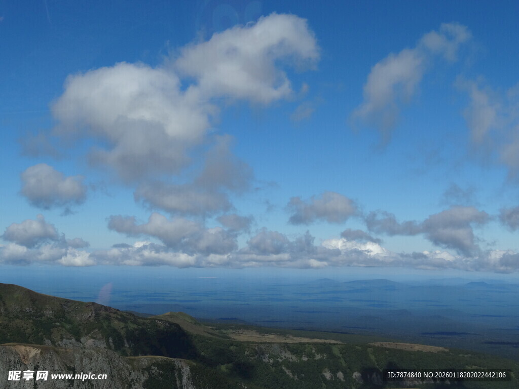 蓝天云海下的壮阔山海景色