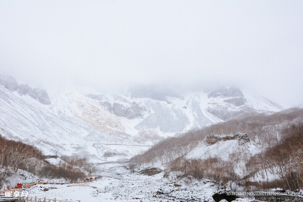 雪覆山峦下的宁静村落