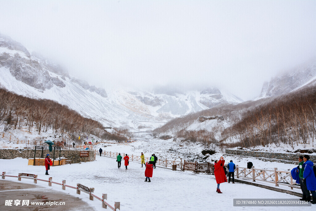 雪山雪地中的人群游玩场景