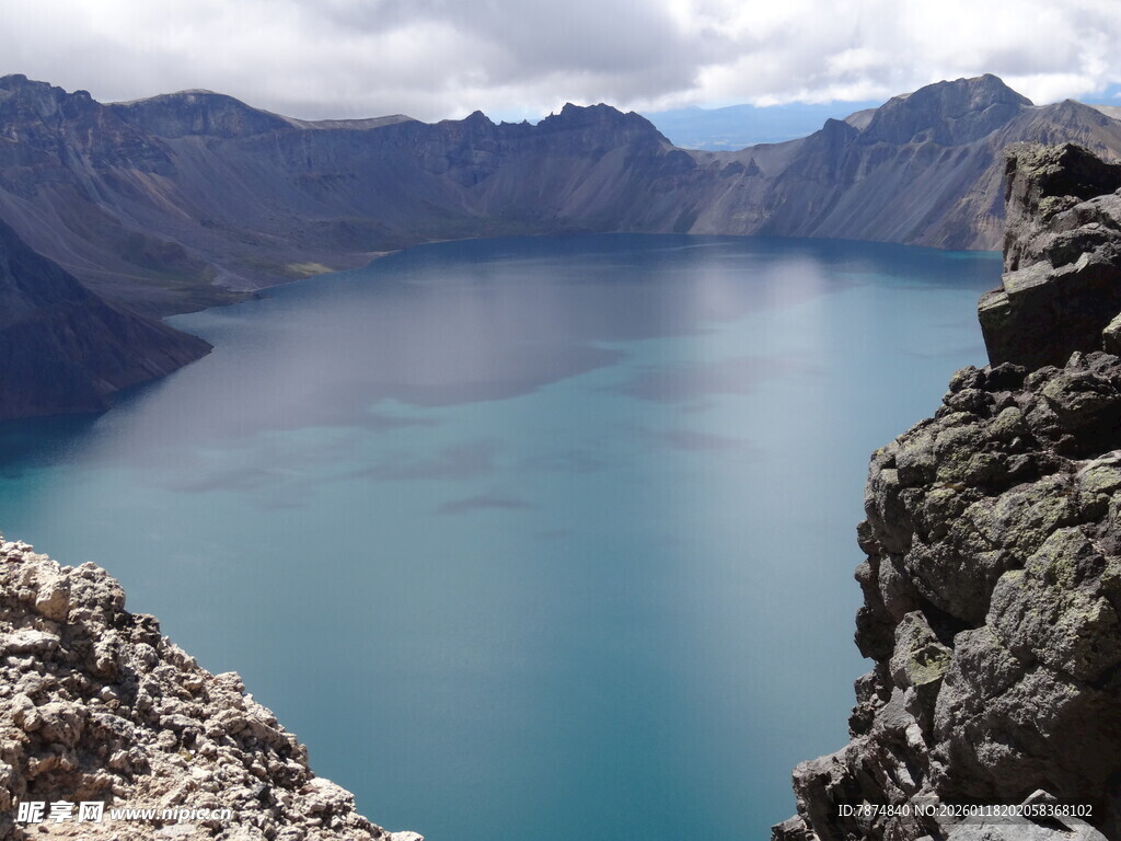 高山湖泊壮丽自然景观