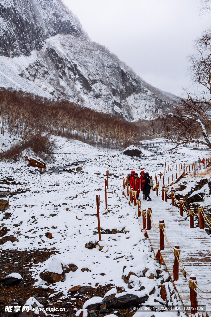 雪山徒步场景