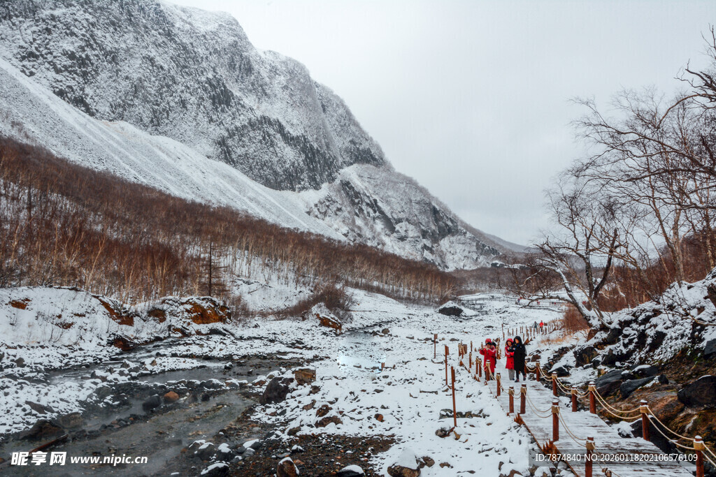 雪覆山川间的徒步小径