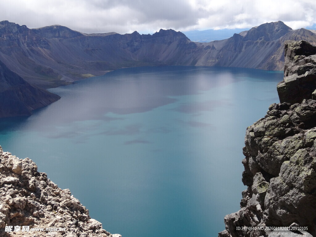 高山湖泊壮丽景观
