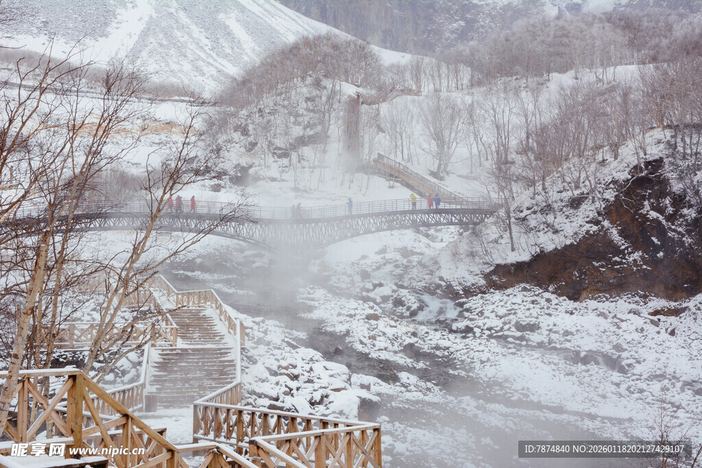 冬日雪景中的静谧山间栈道