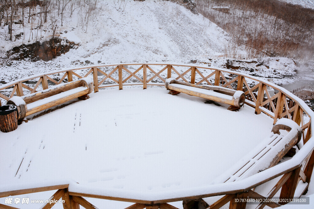 雪覆环形木栈道冬日美景