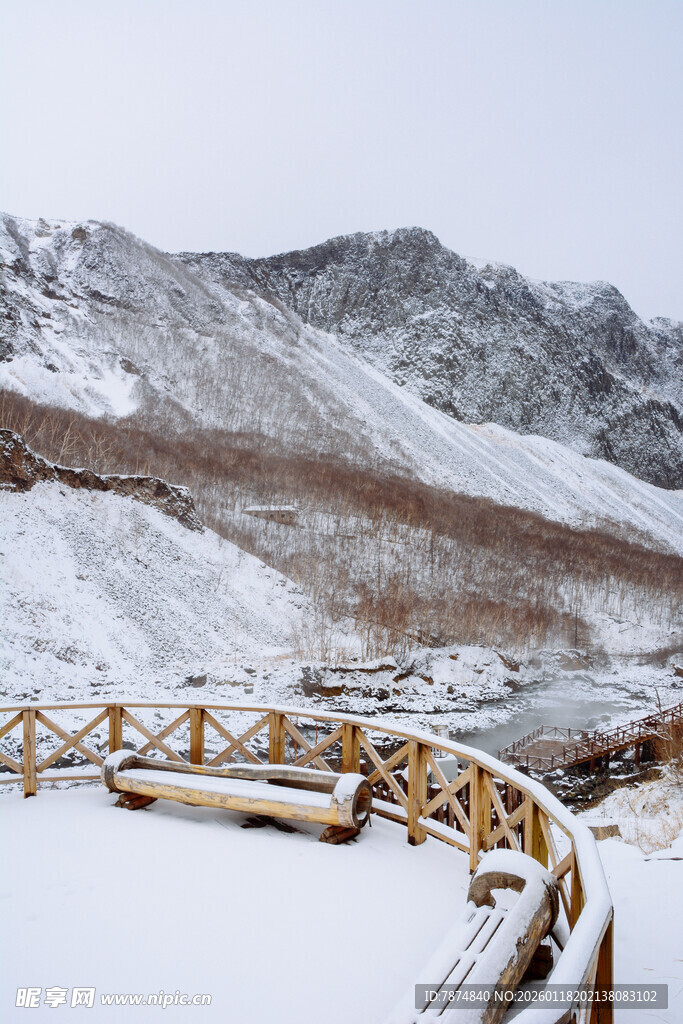 雪中山景旁的木质观景台