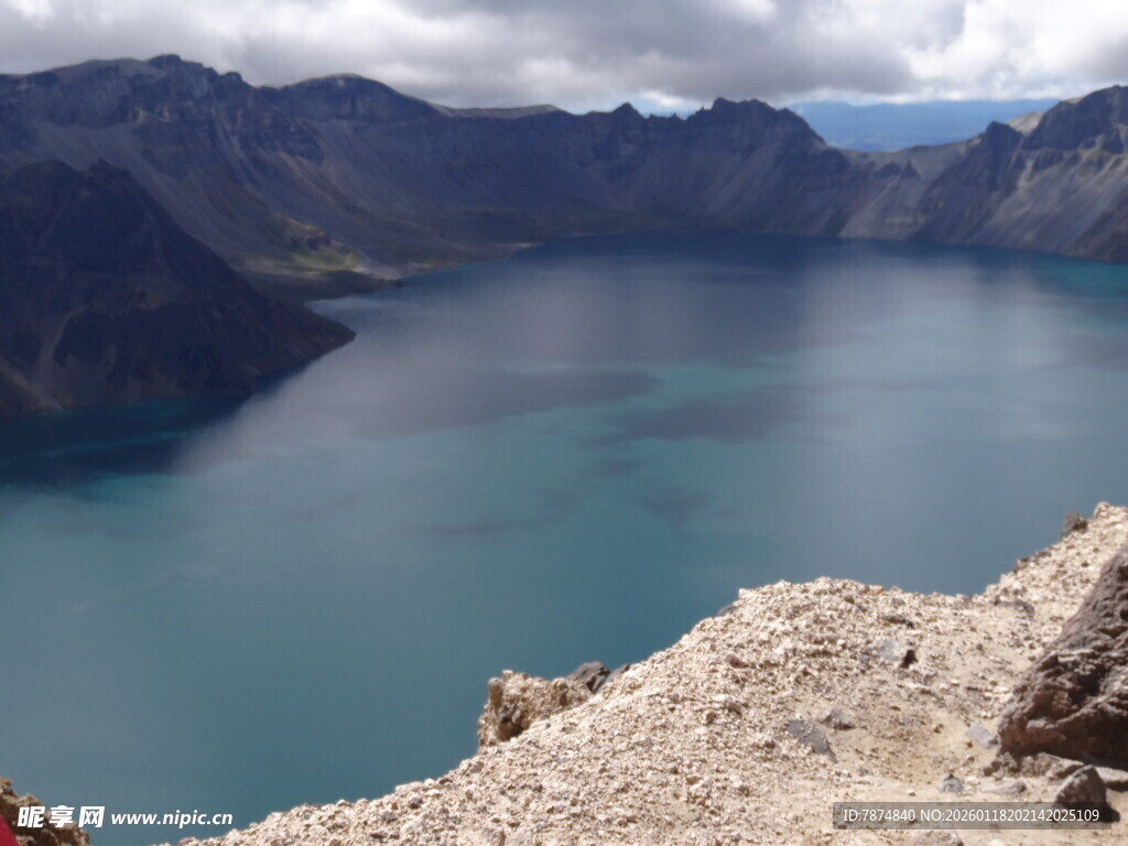 高山湖泊壮丽风光