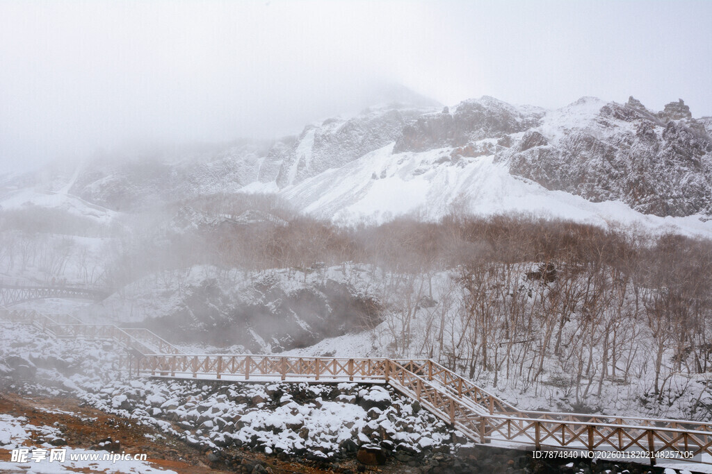 雪覆山峦的冬日美景