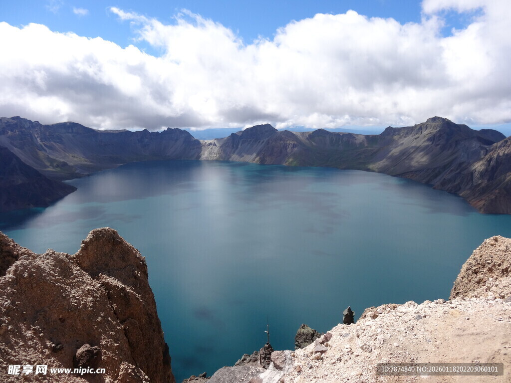 壮丽高山湖泊风景