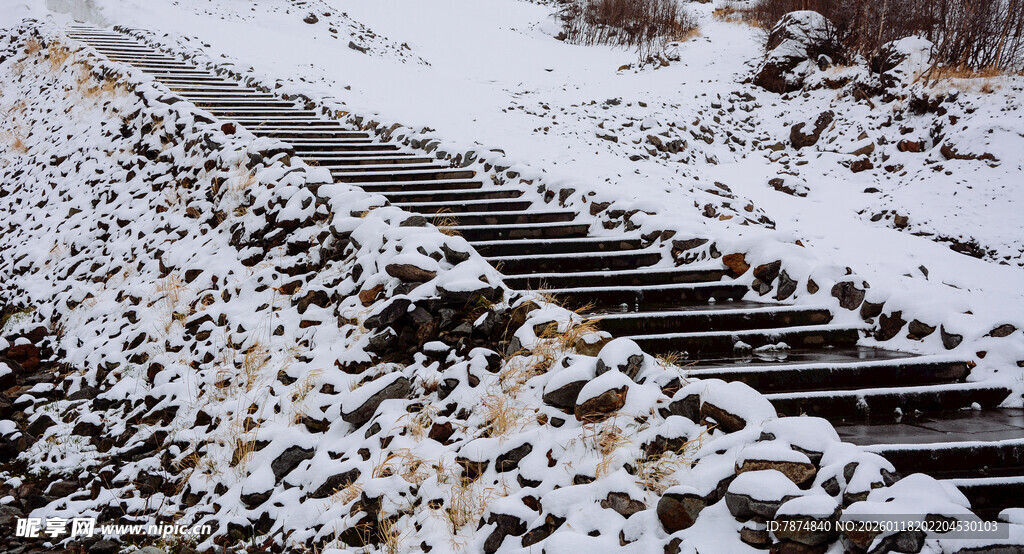 雪覆石阶 冬日静谧景致
