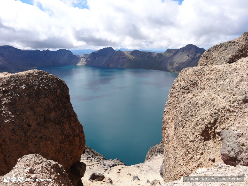 壮丽火山湖景观